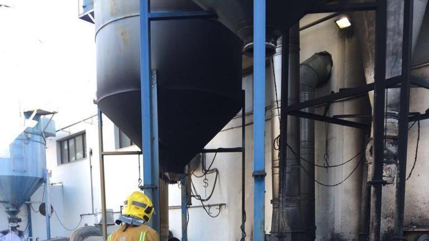 Bomberos sofocan un incendio en una fábrica de caucho de Catral