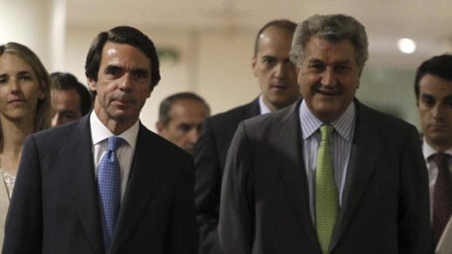 Aznar, junto a Jesús Posada a su llegada al Congreso.