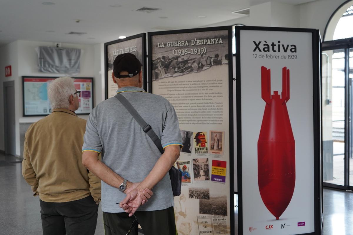 La exposición sobre el bombardeo en la estación de Xàtiva.