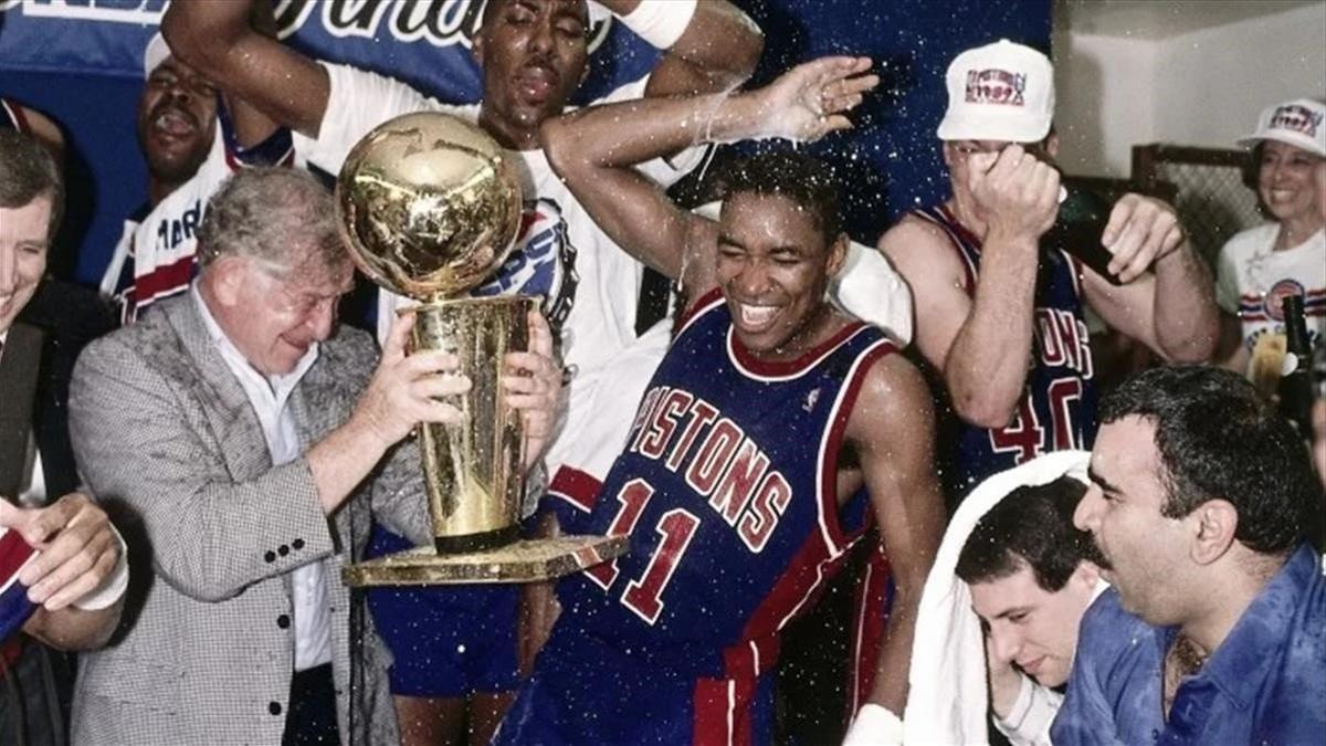 Los jugadores del Detroit Pistons celebran la conquista de su primer anillo en la temporada 1989-90