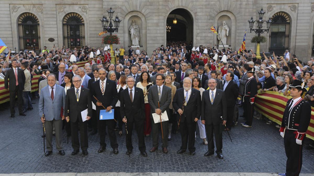 Los representantes municipales, encabezados por Xavier Trias, alcalde de Barcelona, en la plaça de Sant Jaume, en el acto de apoyo de alcaldes a la consulta del 9-N celebrado el 4 de octubre del 2014.