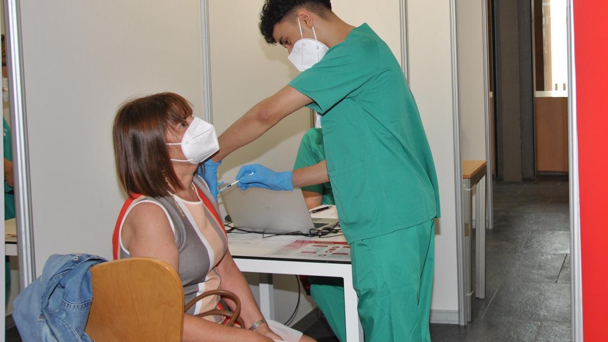 Administran la vacuna contra el coronavirus a personas de entre 51 y 59 años este lunes en Castelló