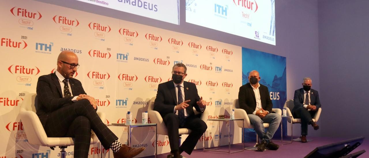 El alcalde de Benidorm, durante una mesa redonda con otros destinos turísticos de sol y playa organizada en Fitur.