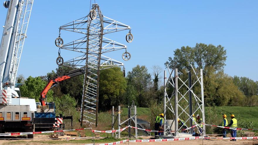 Operaris d&#039;Endesa aixecant un dels suports de la nova línia de 110 kV entre Juià i Bellcaire