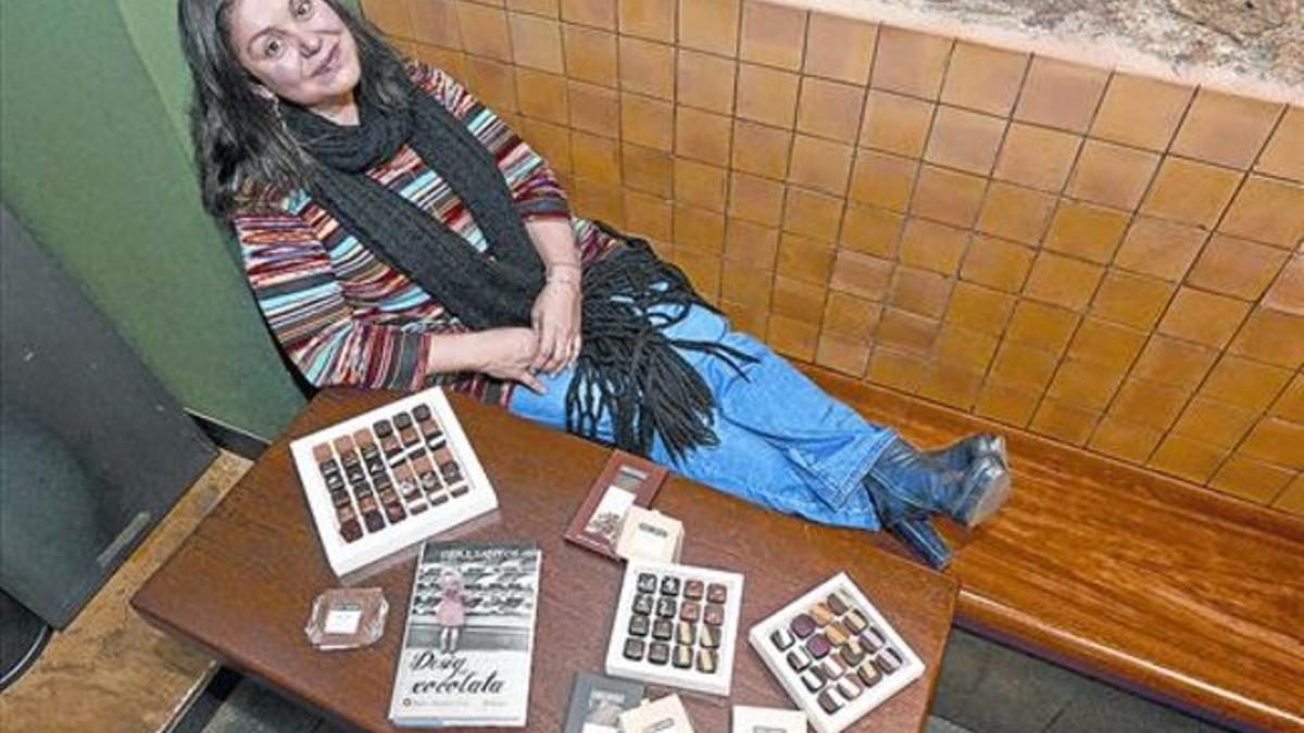 La novelista Care Santos, en una imagen reciente, en la chocolatería Sampaka en Barcelona.