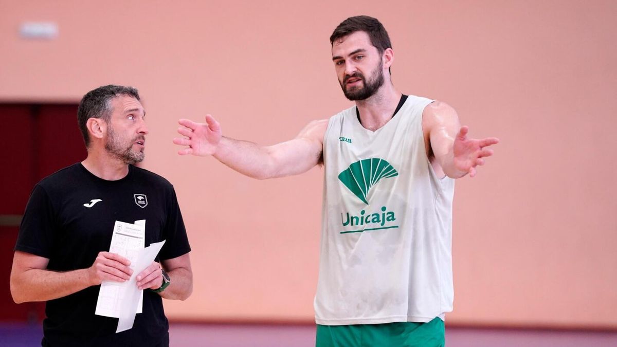 Ibon Navarro y David Kravish, en una sesion de entrenamiento.