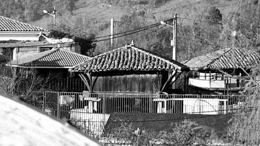 Hórreos y paneras del núcleo rural de Santolaya, en la parroquia de Baldornón.