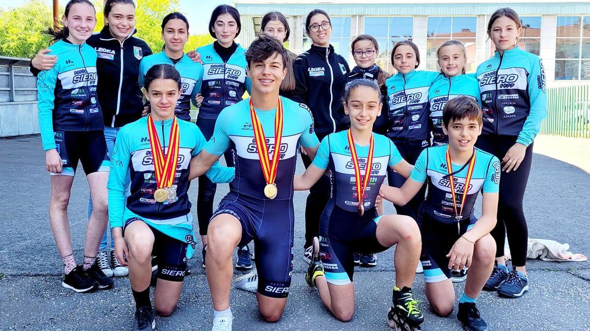 Los deportistas del Club Patín Siero participantes en el campeonato de España, con los cuatro medallistas en primer plano: por la izquierda, Cira Álvarez, Jorge Vega, Selina Casáis y Yoel Álvarez