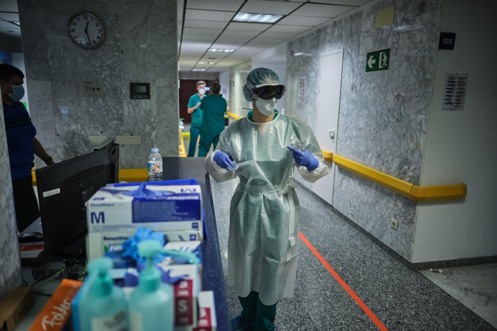 Reportaje sobre la situación en el hospital durante el Covid-19 La Candelaria Mascarillas coronavirus sanitarios test UCI UVI  | 24/04/2020 | Fotógrafo: Andrés Gutiérrez Taberne