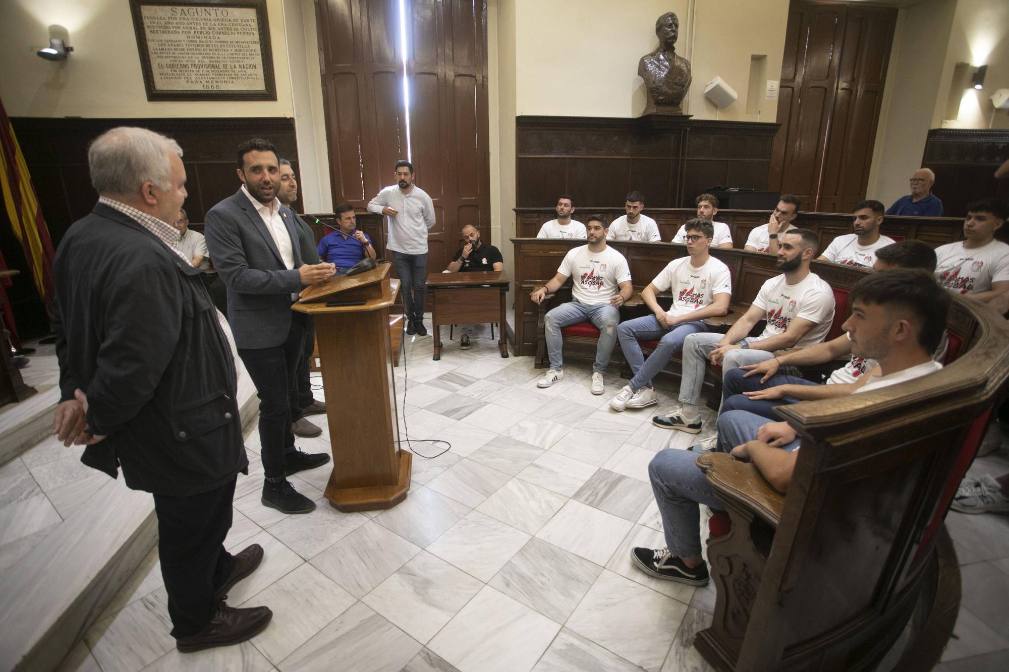 El Fertiberia celebra el ascenso a ASOBAL con las instituciones