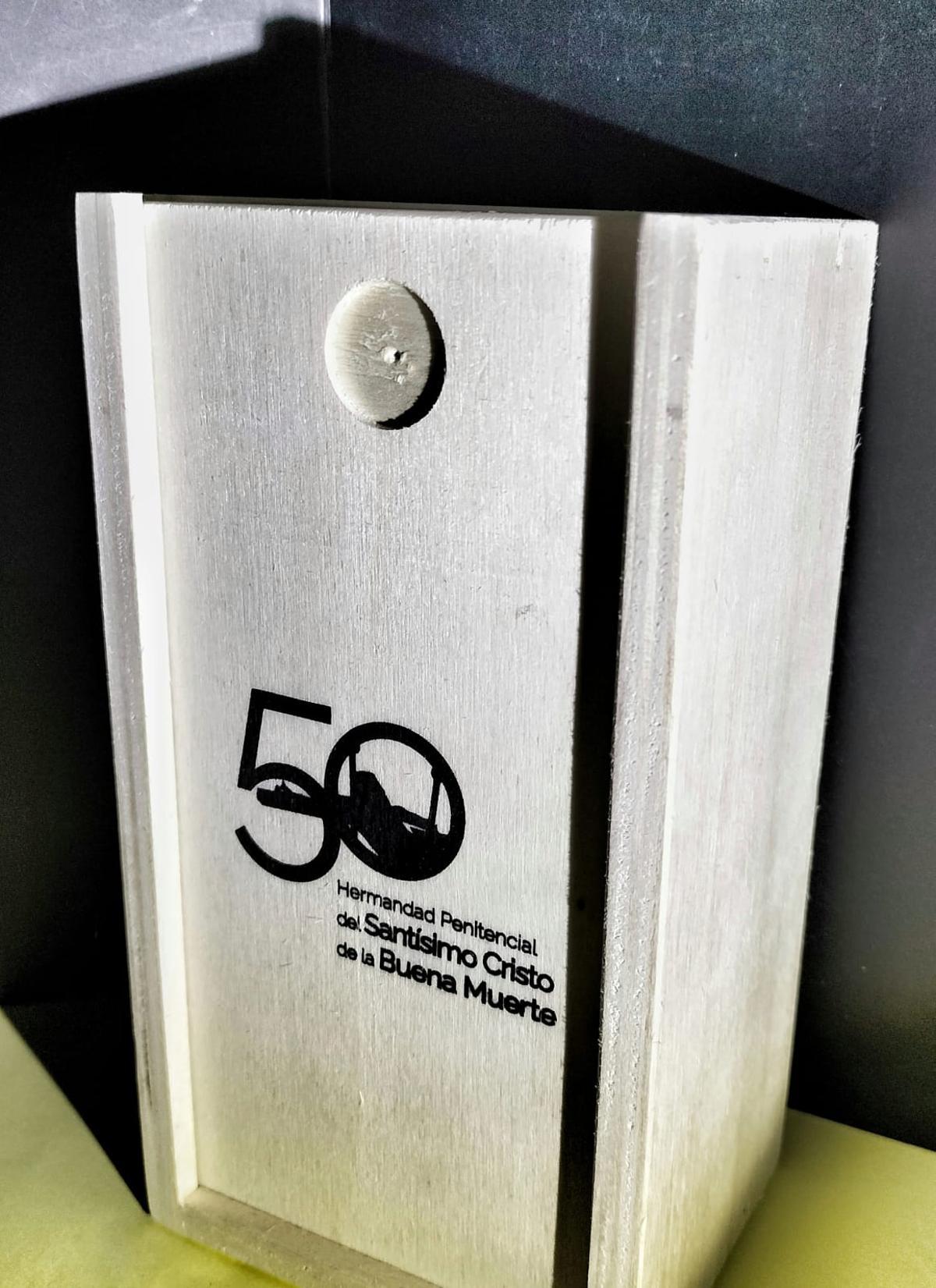 Caja de madera en la que se entregará el obsequio del 50 aniversario.