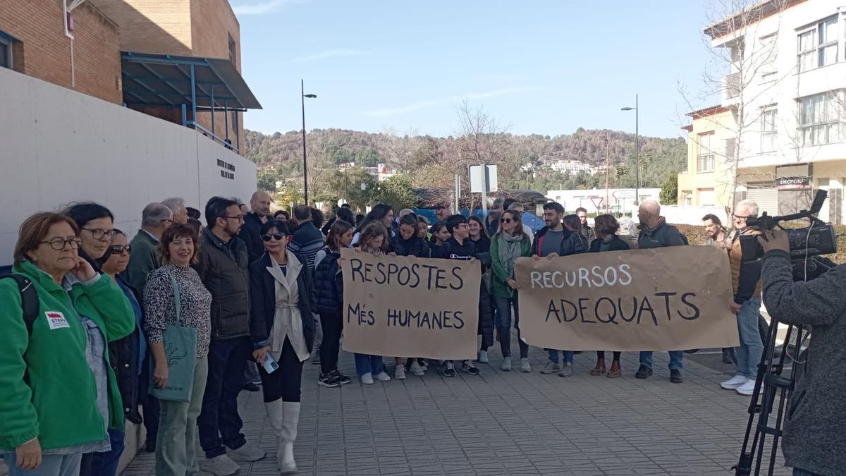 La concentración de mediodía de ayer a las puertas del instituto de Villalonga.