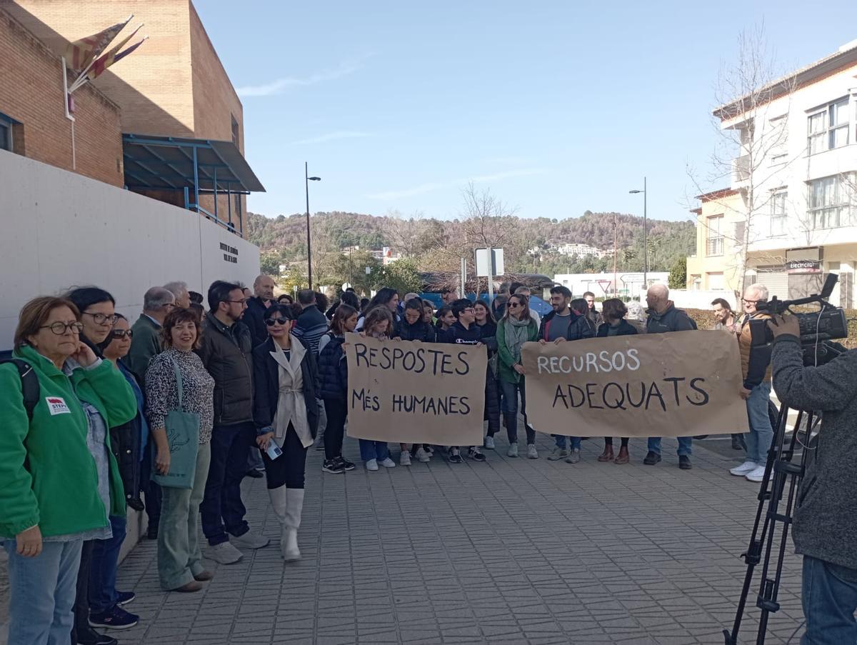 La concentración de mediodía de ayer a las puertas del instituto de Villalonga.