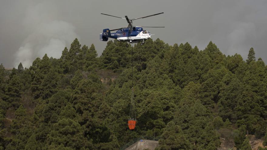 Cargas y descargas cada dos minutos: así trabaja el superhelicóptero que lucha contra el incendio de Tenerife