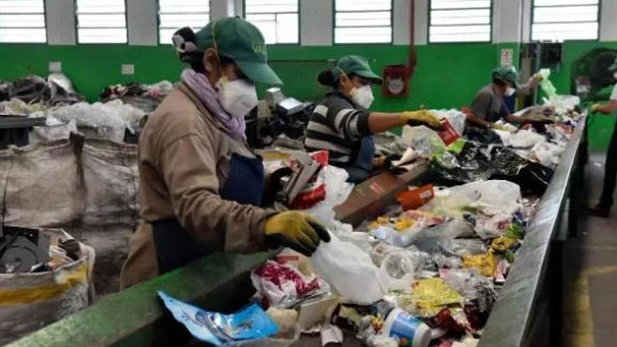 El reciclatge del plàstic fa aigües: el planeta s’ofega entre residus mentre el sistema no respon