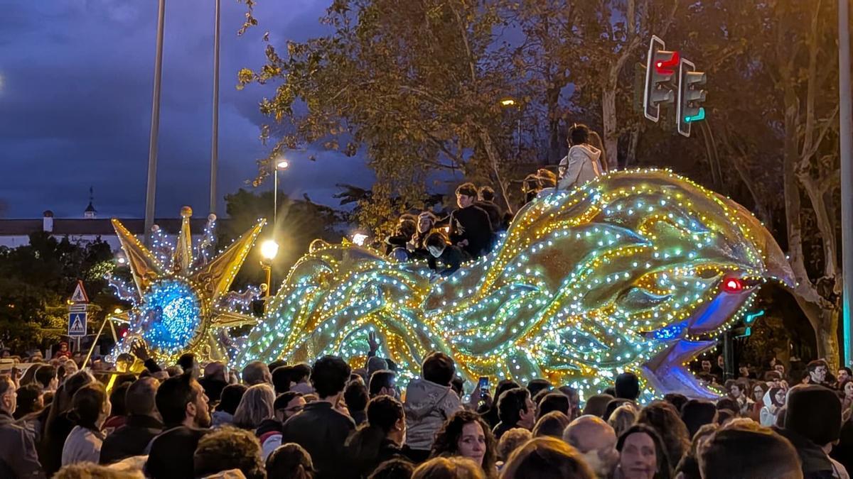 Las carrozas ya avanzan iluminadas.
