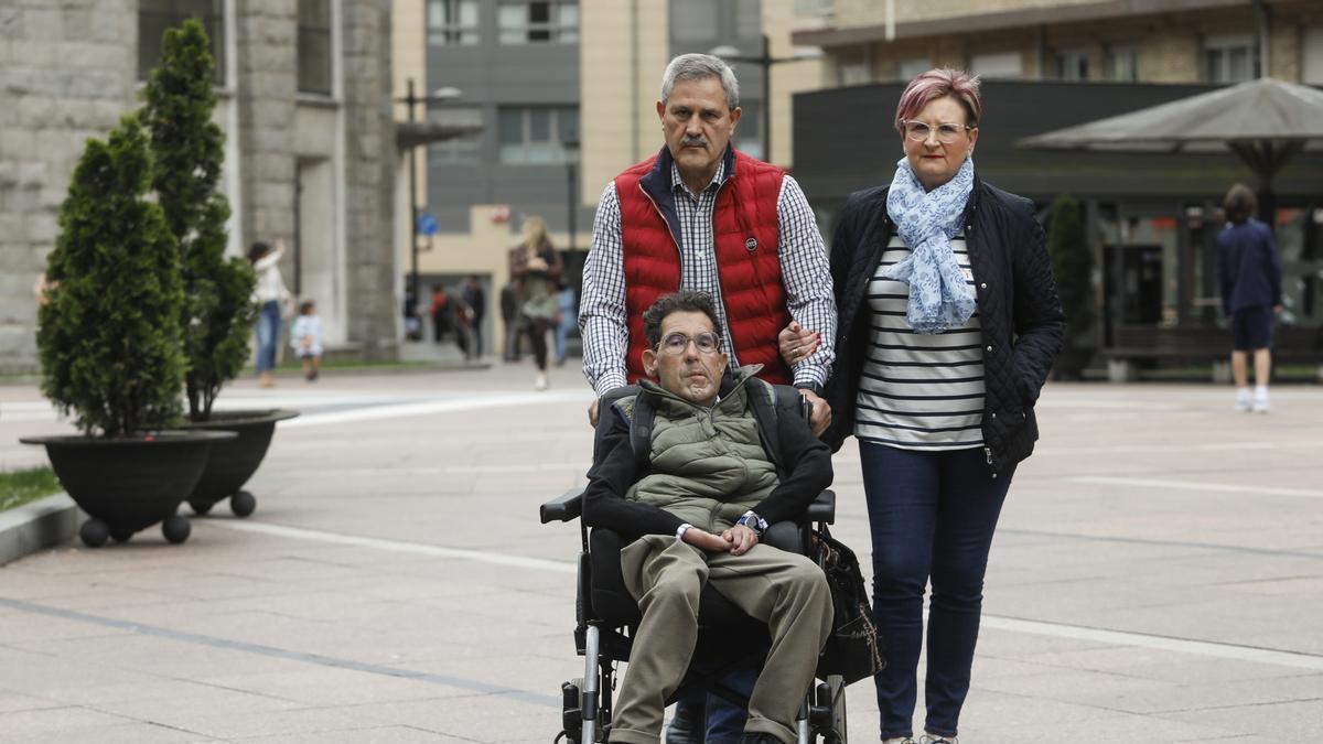 Jesús Cedeira,un chico con una discapacidad física severa. Estudió psicología en la Universidad de Oviedo y que hace unas semanas presentó su tesis doctoral.