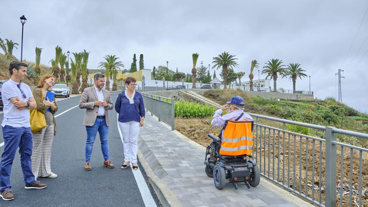 El consejero de Cooperación Municipal del Cabildo de Tenerife, Zebenzuí Chinea, y la alcaldesa de Tegueste, Ana Mena, en una visita a las obras de urbanización del cementerio de Tegueste