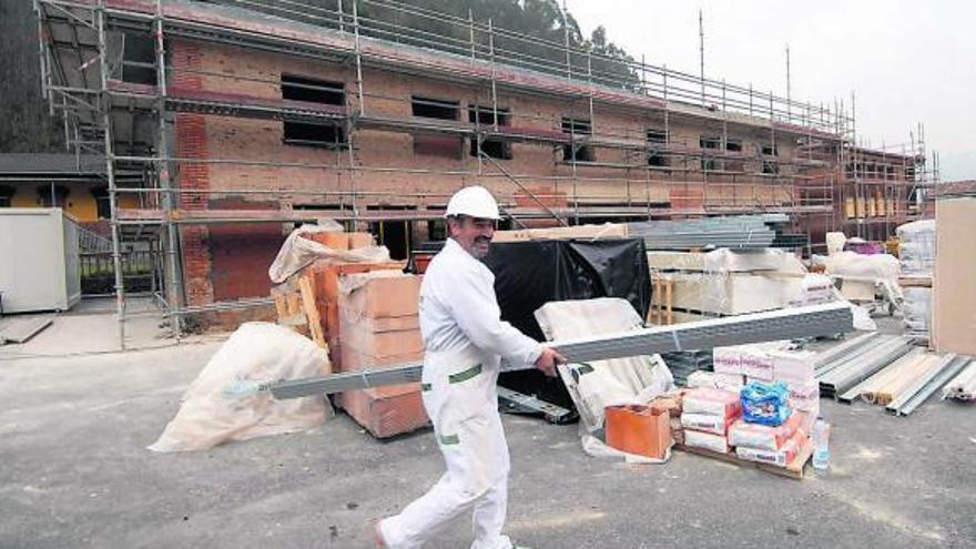 Las obras de reforma de las viejas escuelas de Ablaña.