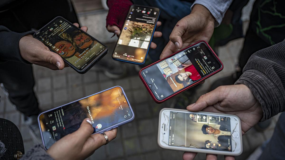 Jóvenes usando TikTok