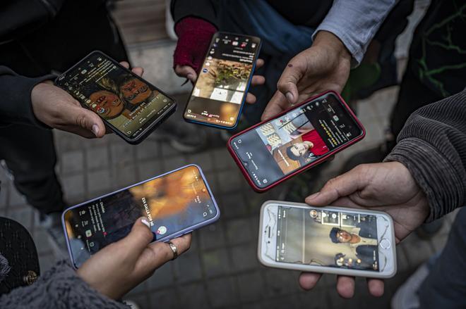 Молодежь с низкими доходами сталкивается с рекламой легкого заработка