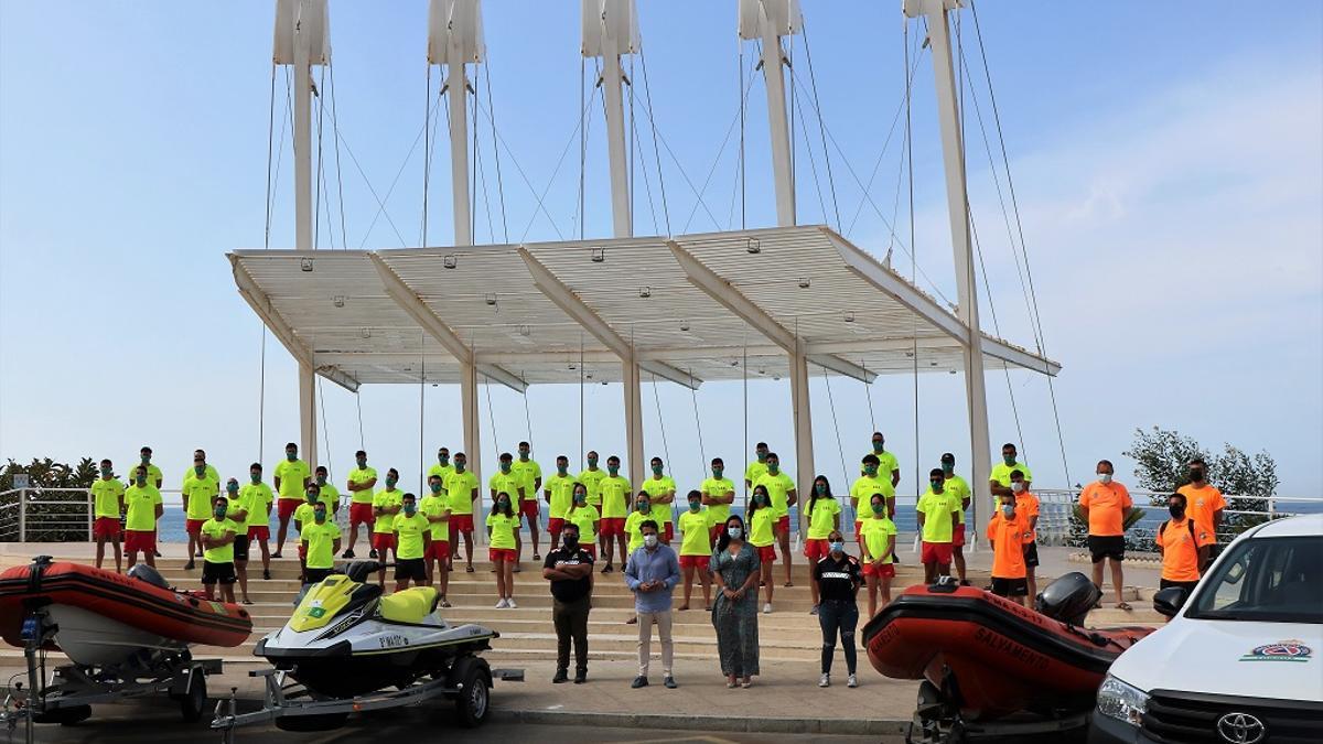 El alcalde de Torrox, Óscar Medina, y la edil de Playas, Verónica Muñoz, con parte del dispositivo de seguridad.