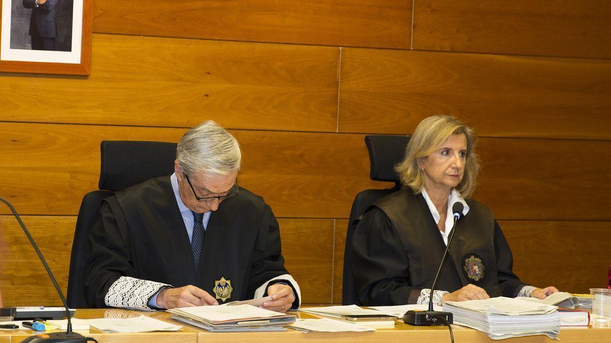 La magistrada Francisca Bru y el LAJ Manuel Cerdán en el primer juicio del caso Sala.