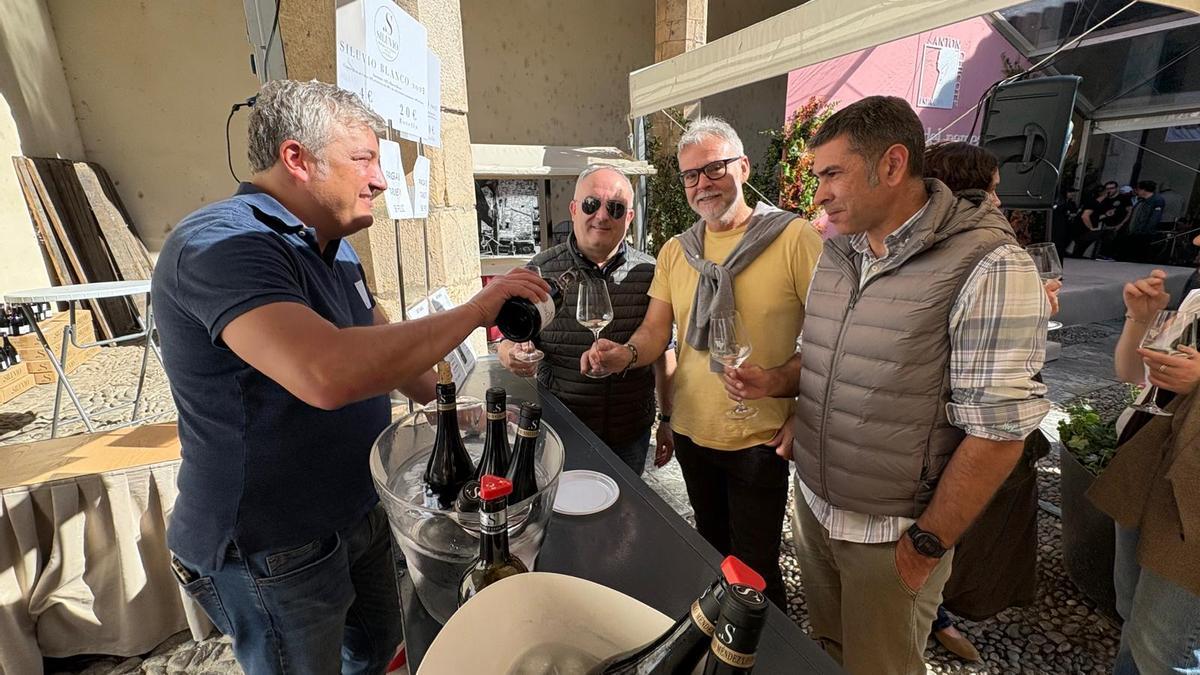 Lalo Méndez León, de bodega Siluvio, sirve su vino a Francisco Álvarez, Pepe Álvarez y Pedro Álvarez, este domingo.