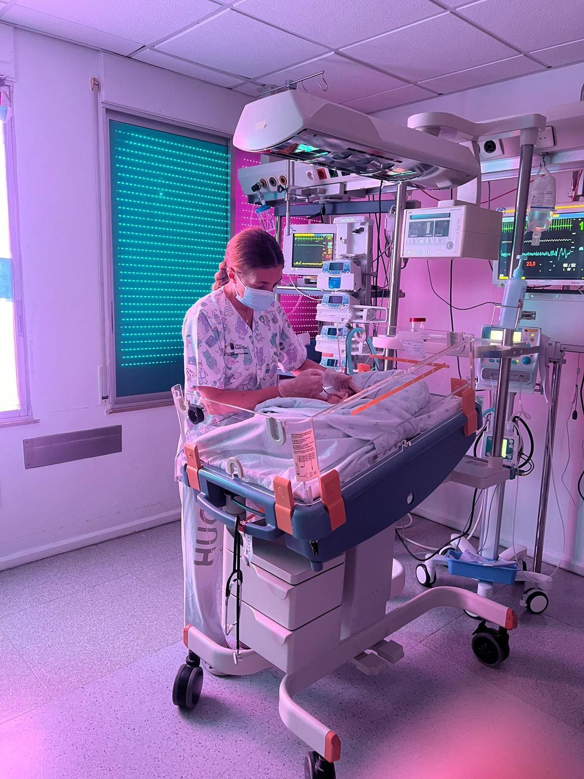 Una logopeda del Hospital Universitario de Canarias trabaja con bebé del área de Neonatología.