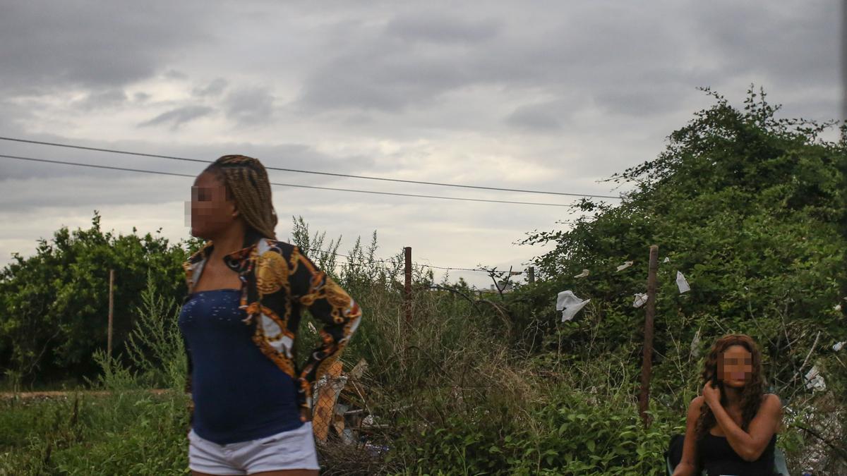 Imagen de dos mujeres en el Caminàs, a la altura de Castelló, donde a diario hacen guardia en busca de clientes en unas pésimas condiciones.