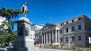 200 años olvidada frente al Congreso de los Diputados: la historia de una 'cápsula del tiempo' descubierta por dos operarios en Madrid
