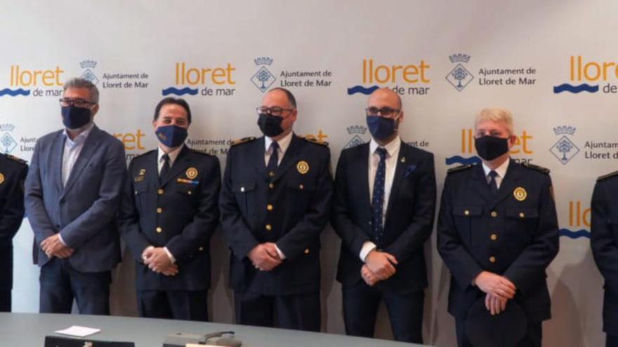 El nou cap de la policia local de Lloret de Mar, César Martínez, amb l&#039;alcalde, Jaume Dulsat i altres efectius del cos.