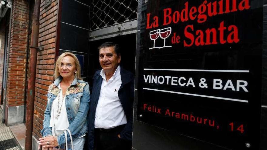 Begoña Vázquez y José Santamaría, a la entrada de La Bodeguilla de Santa.