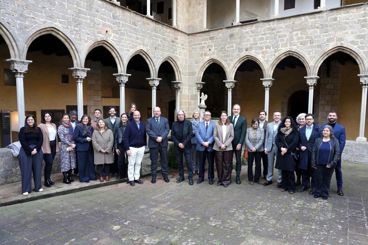 Foto de familia de la presentación de la séptima edición del festival Barcelona Obertura Ciutat de Clàssica en el  Monestir de Pedralbes, este 18 de febrero.