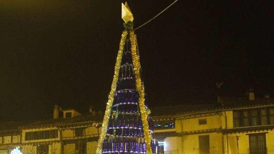 Toresanos observan el árbol de Navidad iluminado ayer.