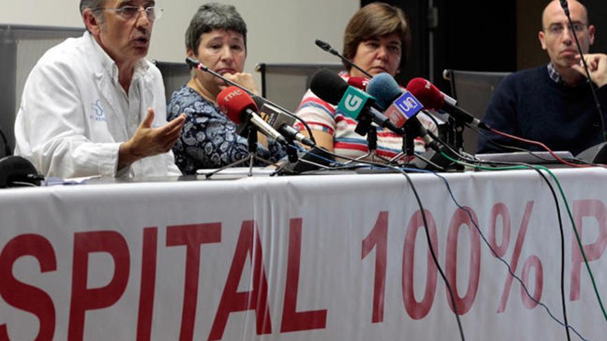 Profesionales y pacientes del nuevo hospital. //J. Lores