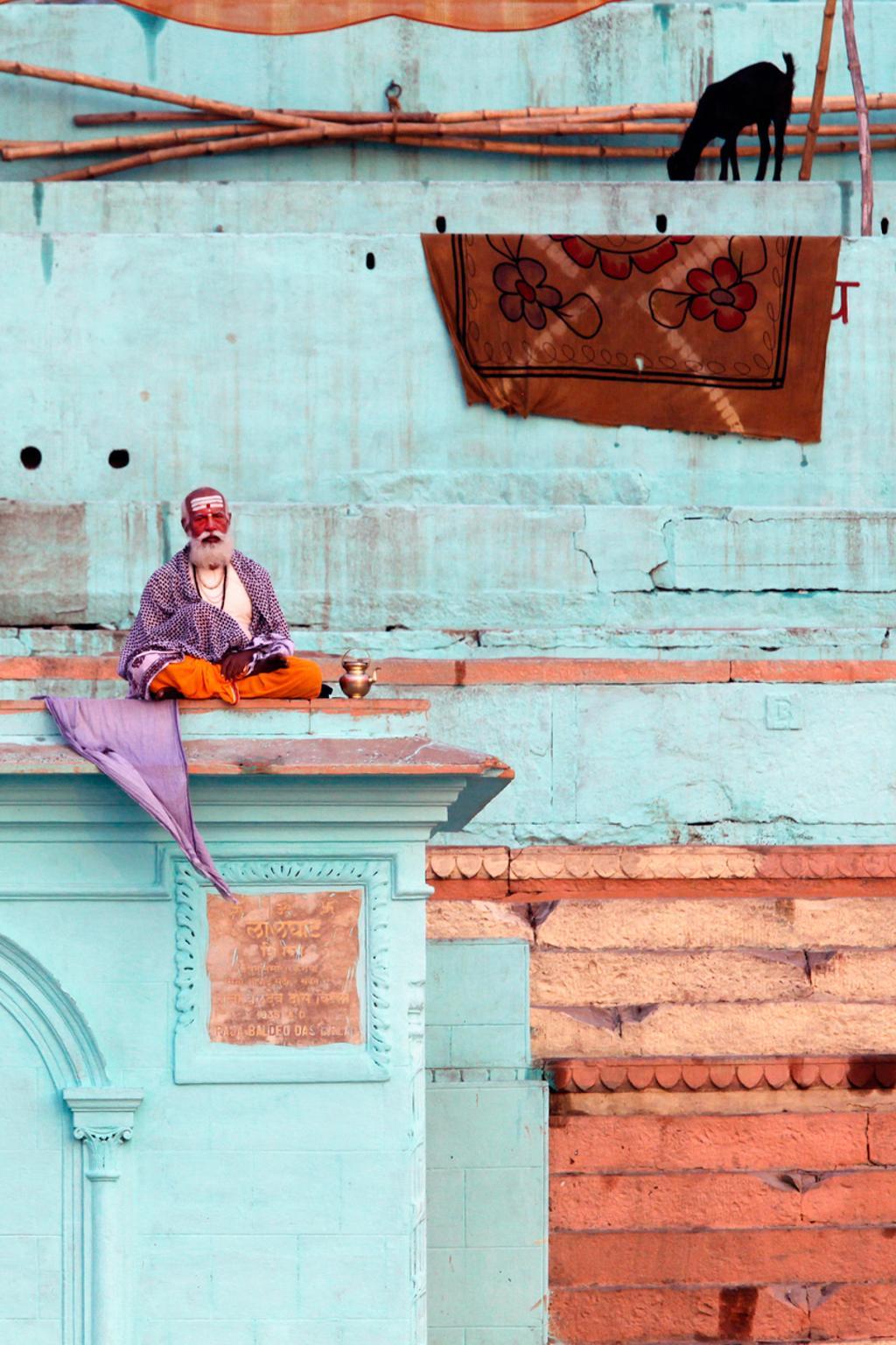 Meditando frente al Ganges en Benarés, parada de la próxima Expedición VIAJAR a la India.