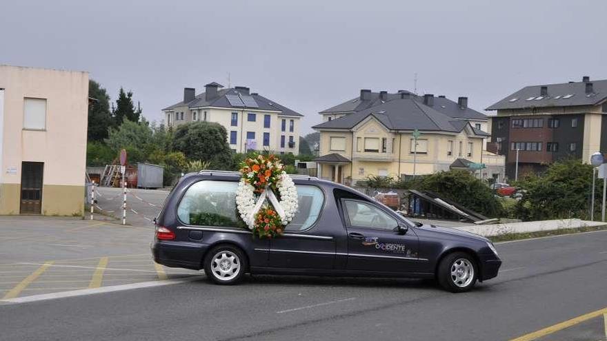 El coche fúnebre con los restos mortales de Yésica Menéndez, a la salida del tanatorio.