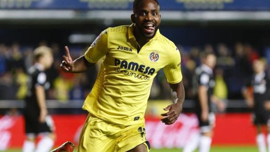 Cédric Bakambu será el único delantero disponible en el Villarreal para el duelo de hoy.