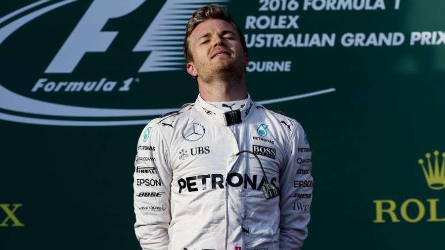 Rosberg, emocionado, en el podio. // Diego Azubel