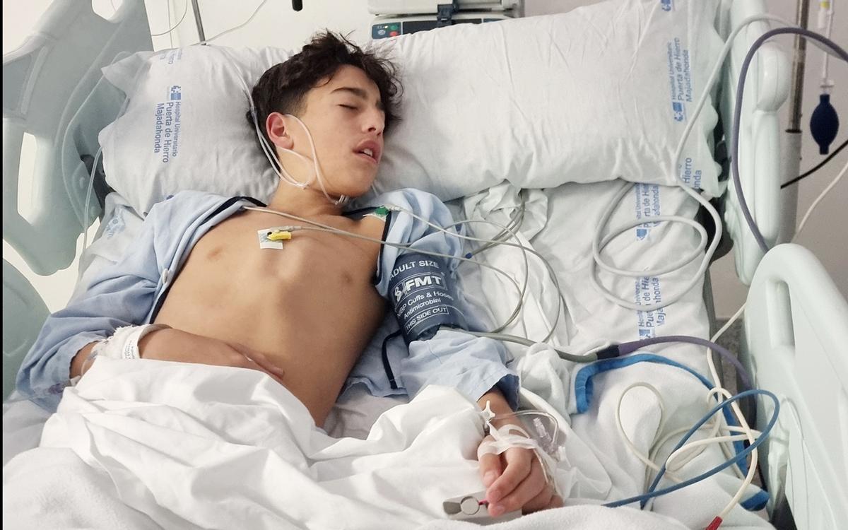 El joven alteano, convaleciente tras la operación.