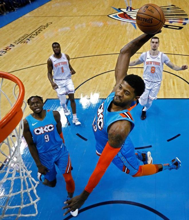 El alero Paul George Oklahoma City Thunder Paul George encesta durante un partido de baloncesto de la NBA hoy en el Energy Arena de Oklahoma City, Oklahoma (EE. UU.)