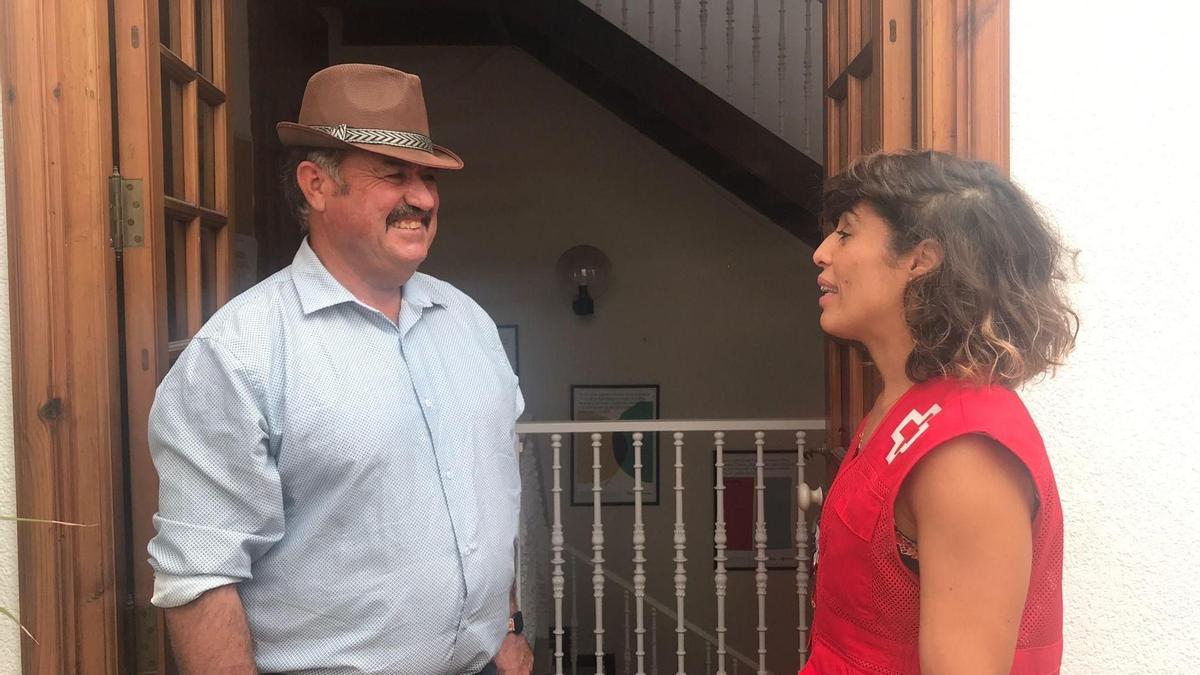 Verónica Carrillo, técnica de Cruz Roja Almería, con José Alonso.