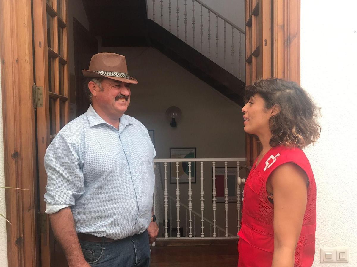 Verónica Carrillo, técnica de Cruz Roja Almería, con José Alonso.