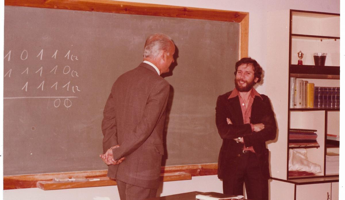 Arístides Ramírez con el ministro alemán Hans Matthöfer al Colegio Heidelberg.