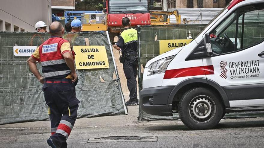 Personal sanitario desplazado para atender un accidente laboral, en imagen de archivo.