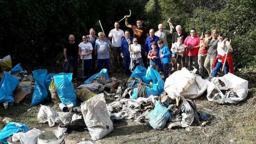 Los participantes en la limpieza del Regato da Barronca. // A. Hernández