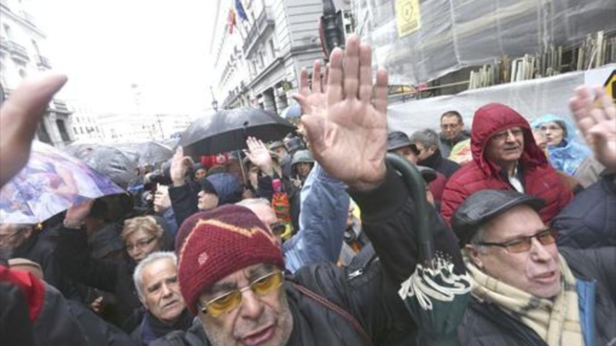 Concentración de pensionistas frente al Ministerio de Hacienda, en Madrid, el jueves pasado.