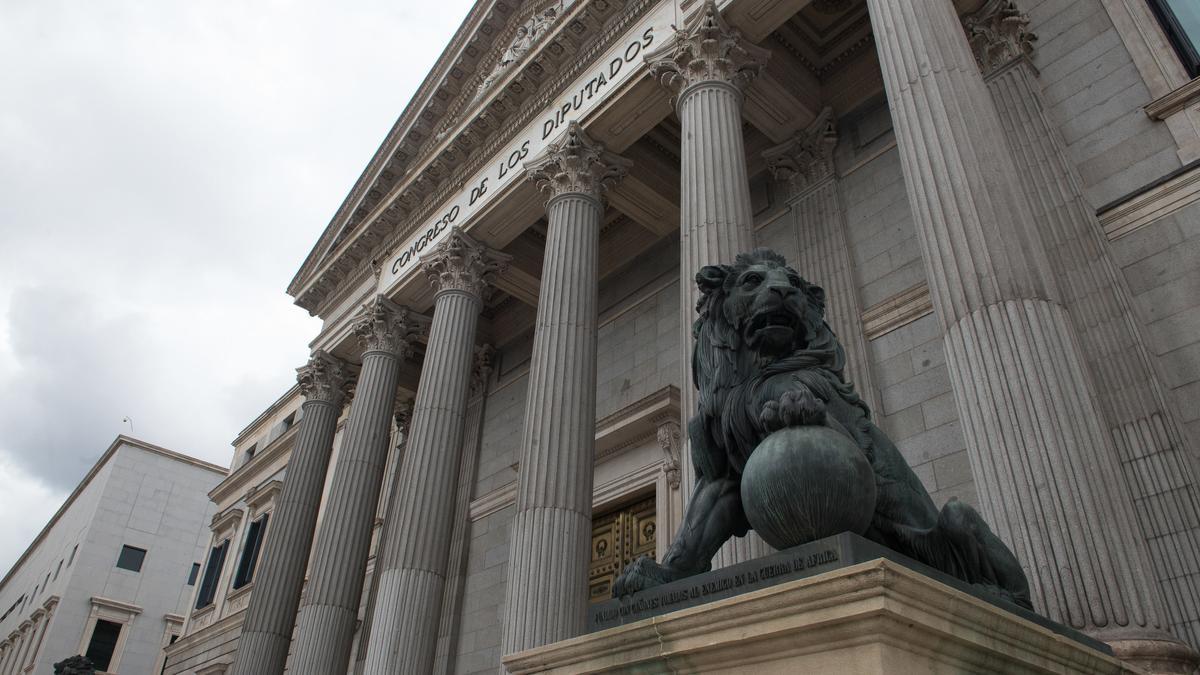 Archivo - Estatuas de leones en la entrada del Congreso de los Diputados