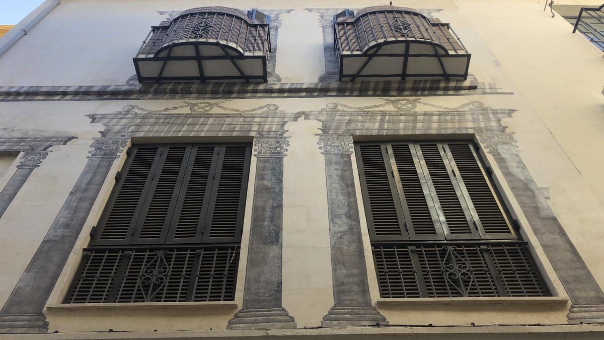 Murales en la fachada de un edificio en la calle Compañía.